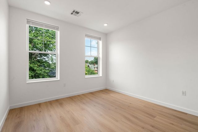 40 Centre St 408, Brookline, MA 02446