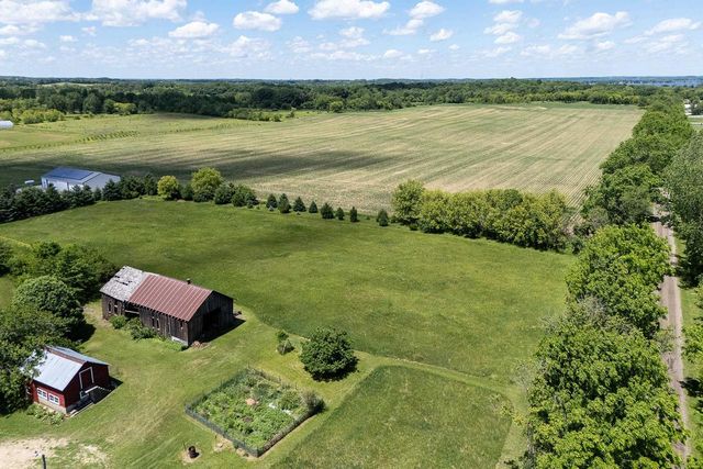 3402 Rutland Dunn Town Line Road, Stoughton, WI 53589