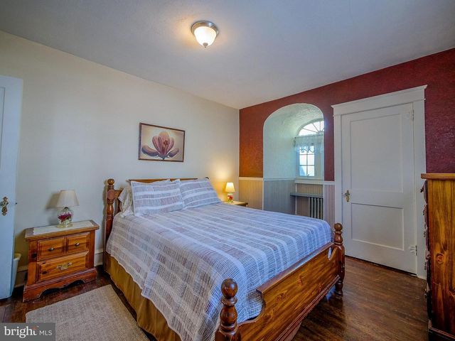 7205 WAYNE AVE, Upper Darby, PA 19082