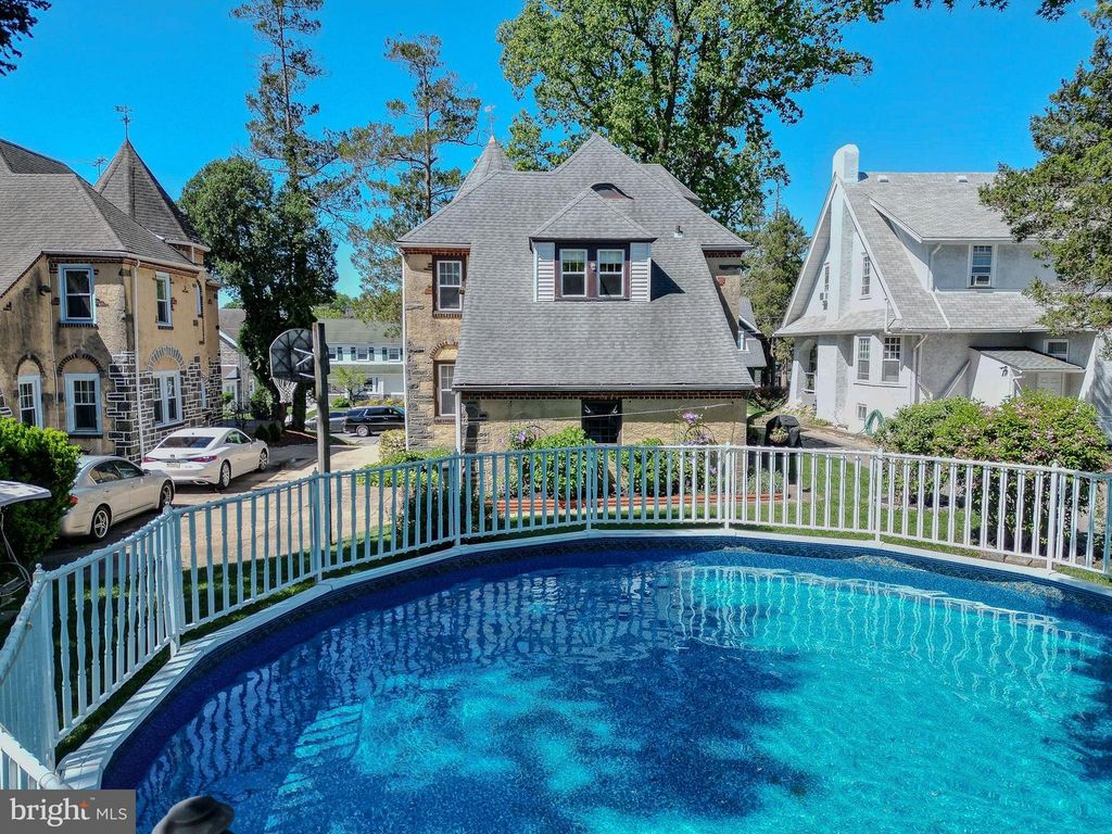 7205 WAYNE AVE, Upper Darby, PA 19082