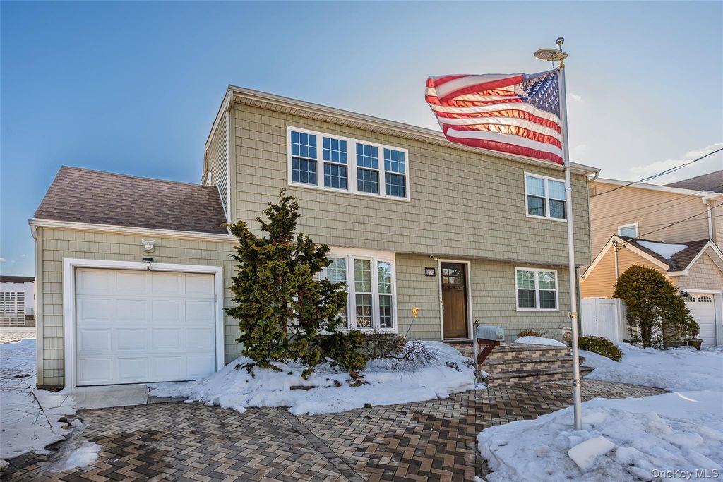 272 N Delaware Avenue, Massapequa, NY 11758