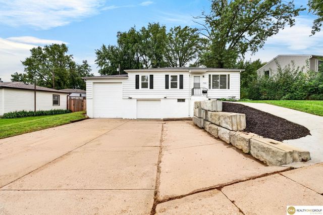 7520 Terry Drive, La Vista, NE 68128
