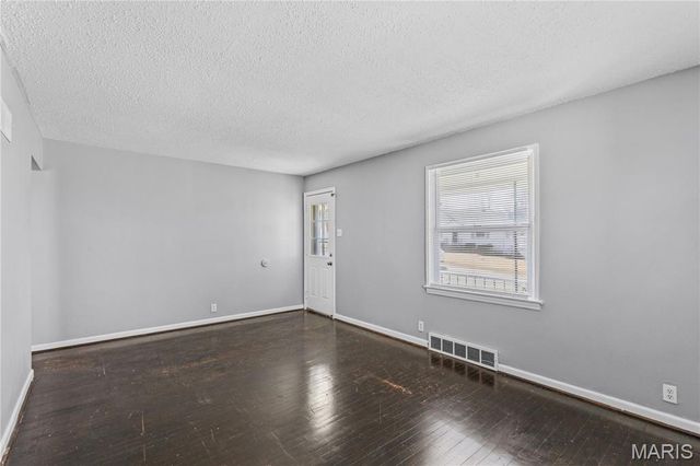 7471 Sharon Drive, St Louis, MO 63136