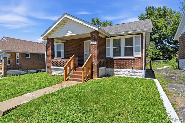 8221 Toddy Avenue, St John, MO 63114