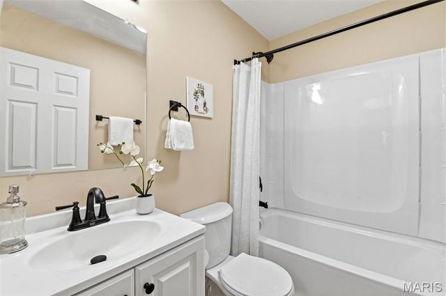 8221 Toddy Avenue, St John, MO 63114