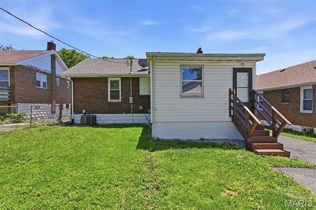 8221 Toddy Avenue, St John, MO 63114