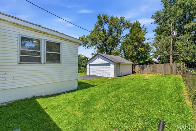 8221 Toddy Avenue, St John, MO 63114