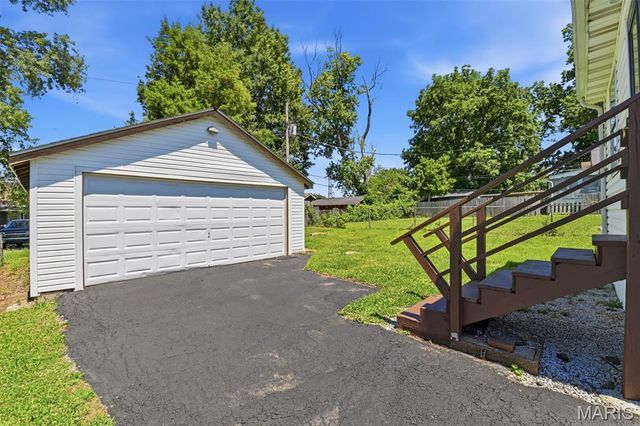 8221 Toddy Avenue, St John, MO 63114