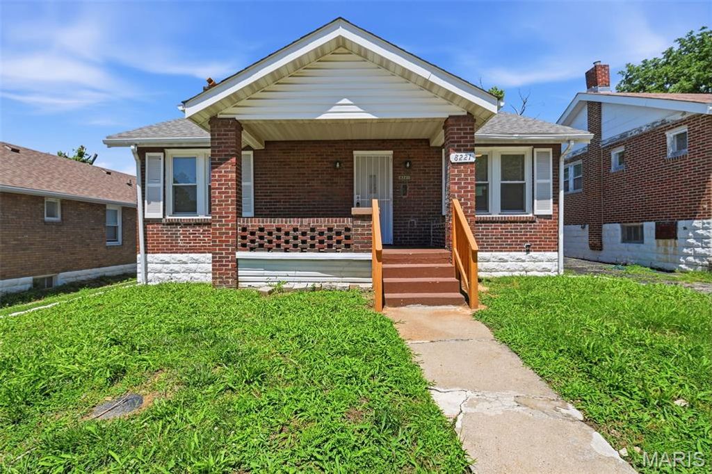 8221 Toddy Avenue, St John, MO 63114