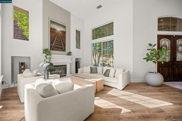 1020 Pebble Beach Dr, Clayton, CA 94517