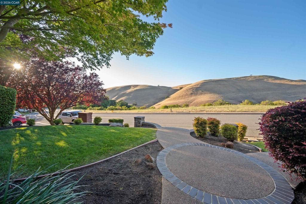 Image 4 of property listing at 1020 Pebble Beach Dr, Clayton, CA 94517