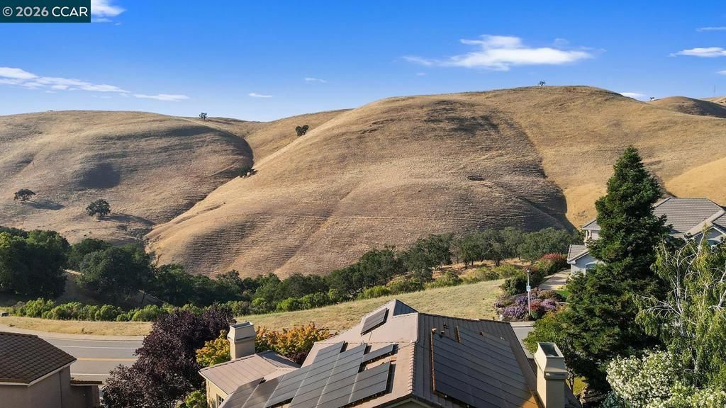 Image 5 of property listing at 1020 Pebble Beach Dr, Clayton, CA 94517