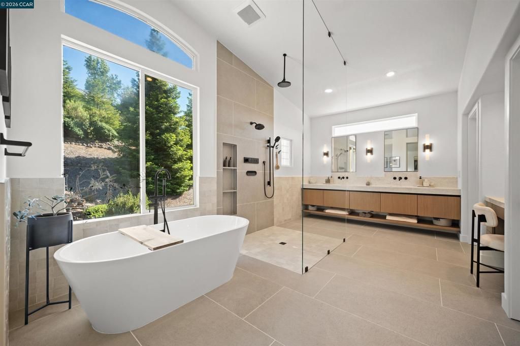 Image 6 of property listing at 1020 Pebble Beach Dr, Clayton, CA 94517
