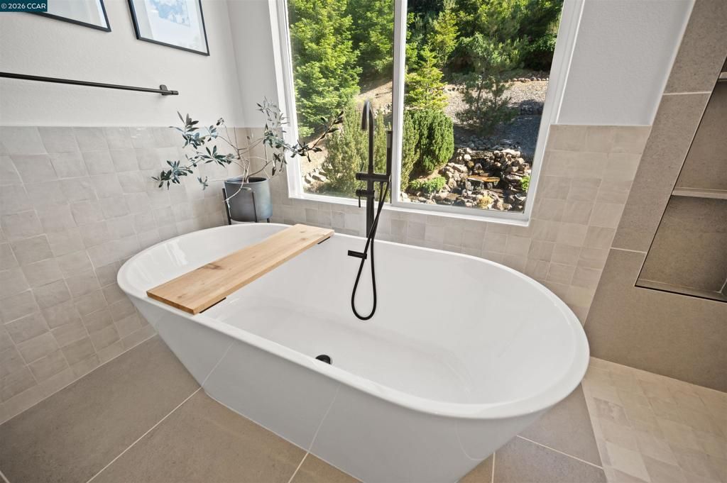Image 9 of property listing at 1020 Pebble Beach Dr, Clayton, CA 94517