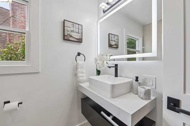4049 Canon Ave, Oakland, CA 94602