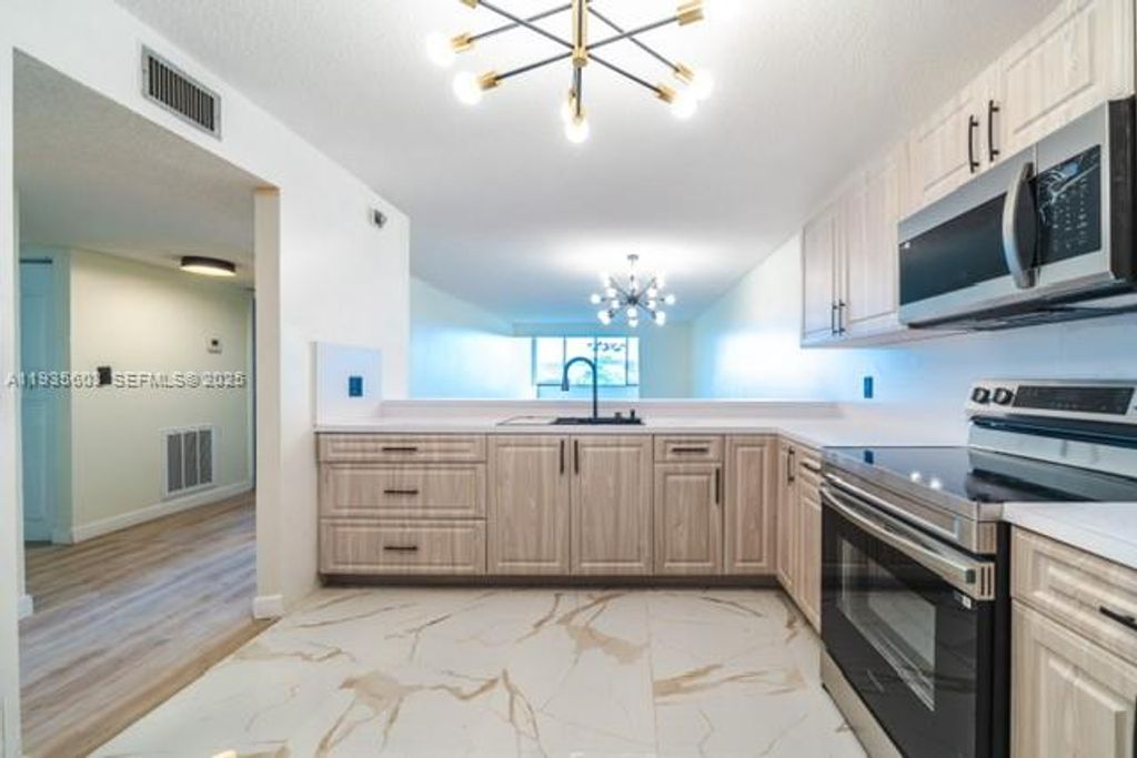 8020 Hampton Blvd 404, North Lauderdale, FL 33068