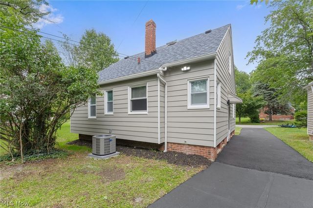 1004 Woodview Road, Cleveland Heights, OH 44121