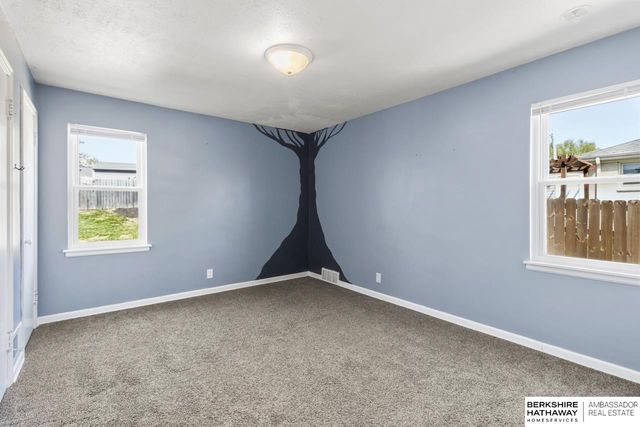 530 N 72nd Avenue, Omaha, NE 68114