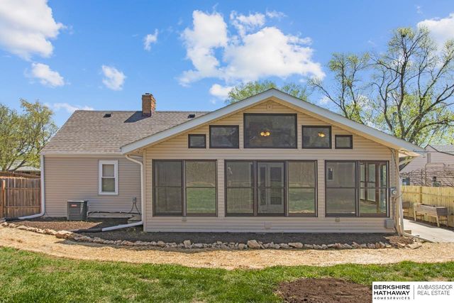 530 N 72nd Avenue, Omaha, NE 68114
