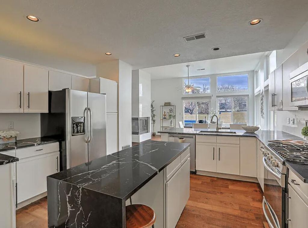 Image 13 of property listing at 11401 Academy Ridge Road NE, Albuquerque, NM 87111