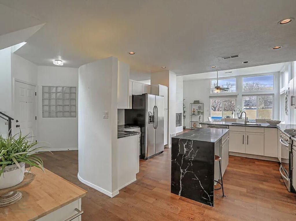 Image 16 of property listing at 11401 Academy Ridge Road NE, Albuquerque, NM 87111