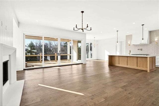 102 King Street, Roswell, GA 30075