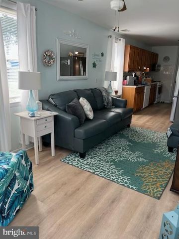 24 W GREENWOOD AVE, Villas, NJ 08251