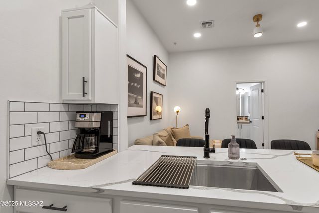 2018 E River Rd Unit 201, Tucson, AZ 85718