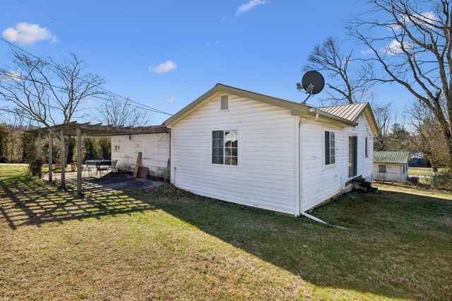 802 Water St, Livingston, TN 38570