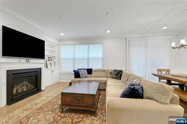 28 Masterson Court, Waldwick, NJ 07463