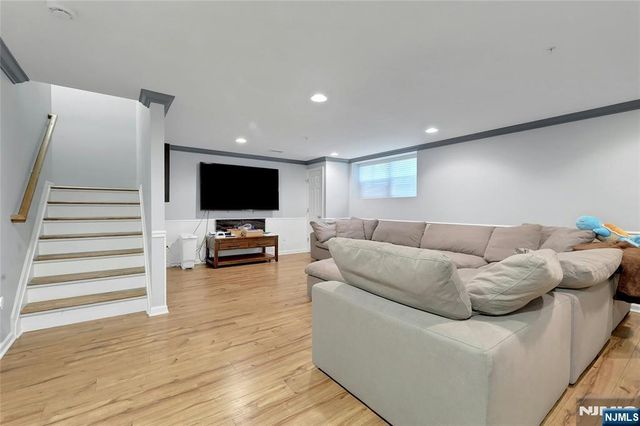 28 Masterson Court, Waldwick, NJ 07463