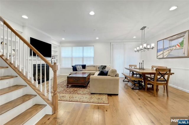 28 Masterson Court, Waldwick, NJ 07463