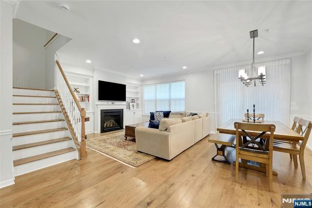 28 Masterson Court, Waldwick, NJ 07463