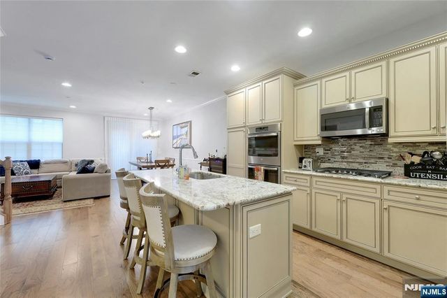 28 Masterson Court, Waldwick, NJ 07463