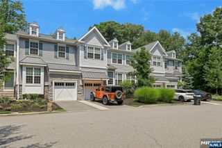 28 Masterson Court, Waldwick, NJ 07463