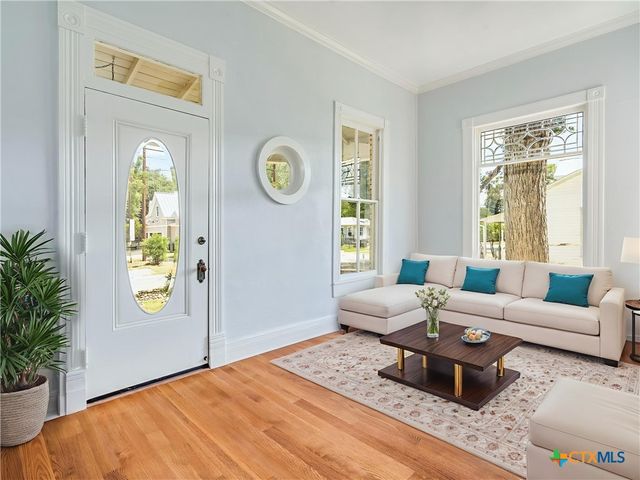 351 N Guenther Avenue, New Braunfels, TX 78130
