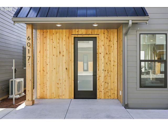 6017 Se TENINO St A, Portland, OR 97206