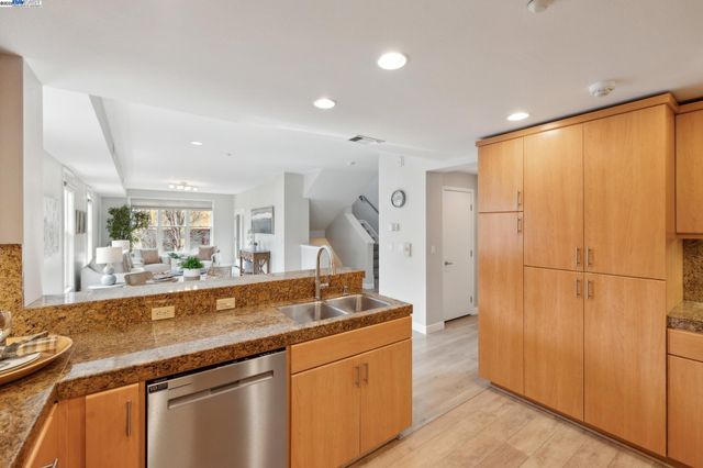 303 Bowsman Ct 144, Oakland, CA 94601