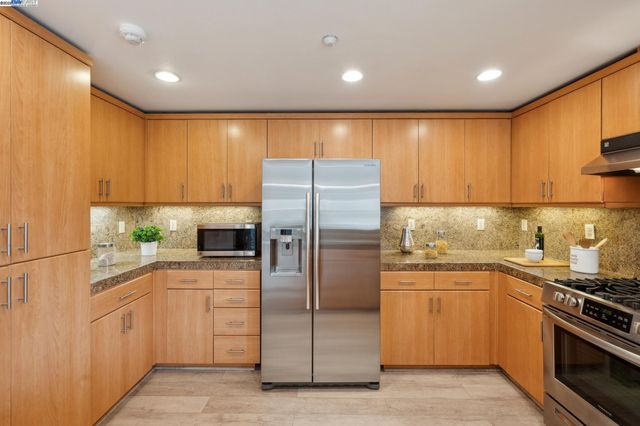 303 Bowsman Ct 144, Oakland, CA 94601