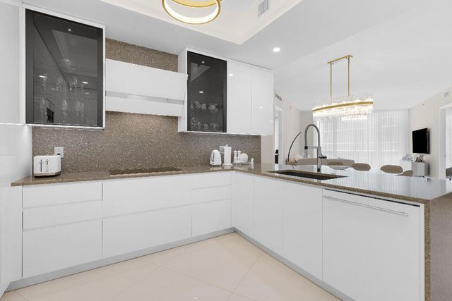 15811 COLLINS Avenue 2207, Sunny Isles Beach, FL 33160