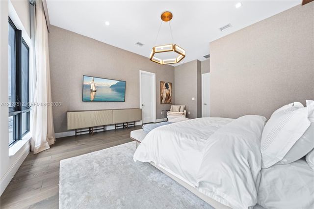 8162 NW 48th Ter, Doral, FL 33166
