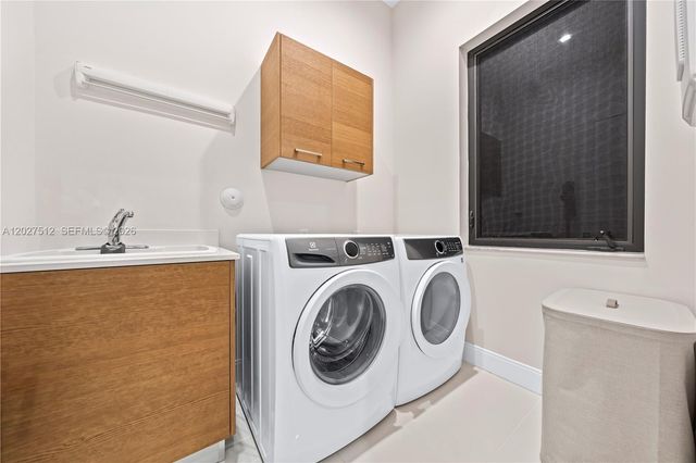 8162 NW 48th Ter, Doral, FL 33166