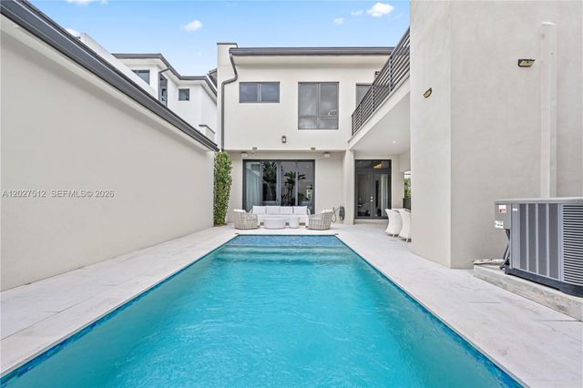 8162 NW 48th Ter, Doral, FL 33166