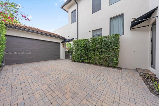 8162 NW 48th Ter, Doral, FL 33166