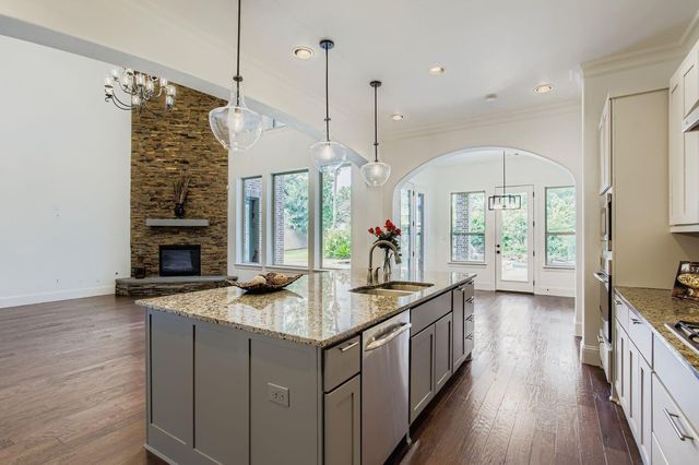 6 Freestone Stream Place, The Woodlands, TX 77389