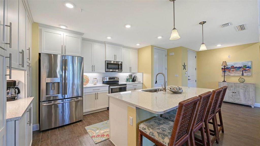 Image 18 of property listing at 388 ARUBA CIRCLE 201, Bradenton, FL 34209