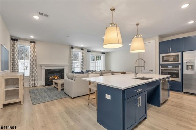 165 Jasmine Dr 613, Warren Twp., NJ 07059