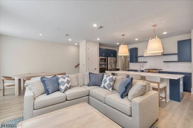 165 Jasmine Dr 613, Warren Twp., NJ 07059