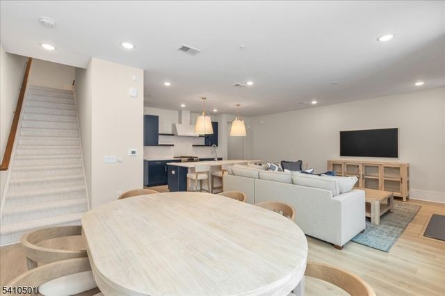 165 Jasmine Dr 613, Warren Twp., NJ 07059