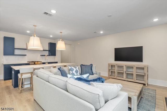 165 Jasmine Dr 613, Warren Twp., NJ 07059